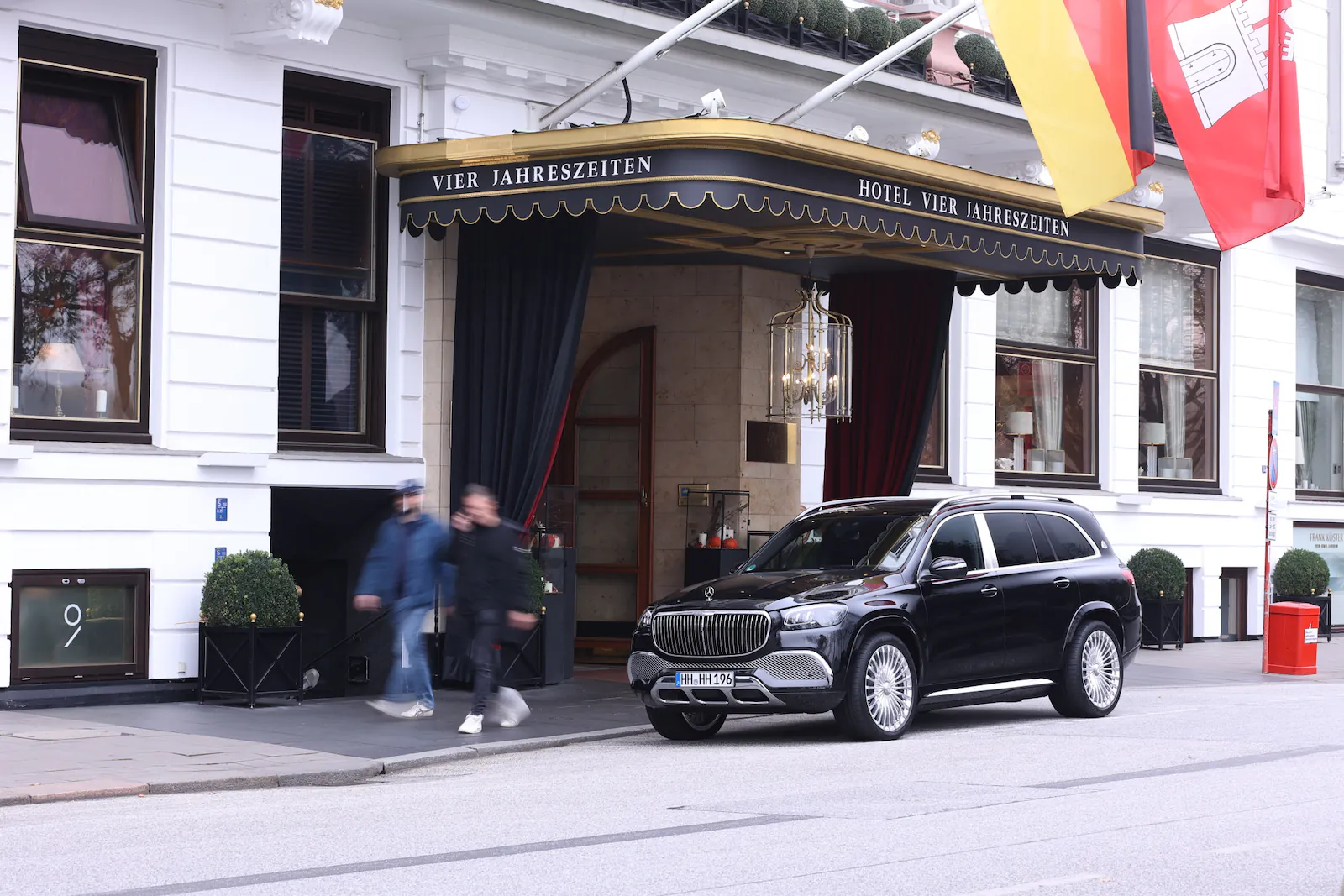 Mercedes-Maybach GLS Chauffeurservice vor einer Hamburger Premium-Adresse