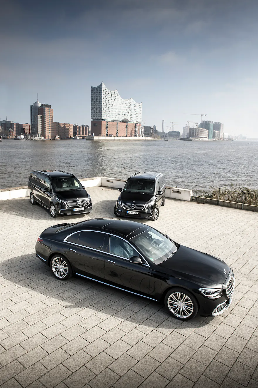 Mercedes-Maybach S-Klasse und EQV Chauffeurservice am Hamburger Hafen mit Elbphilharmonie