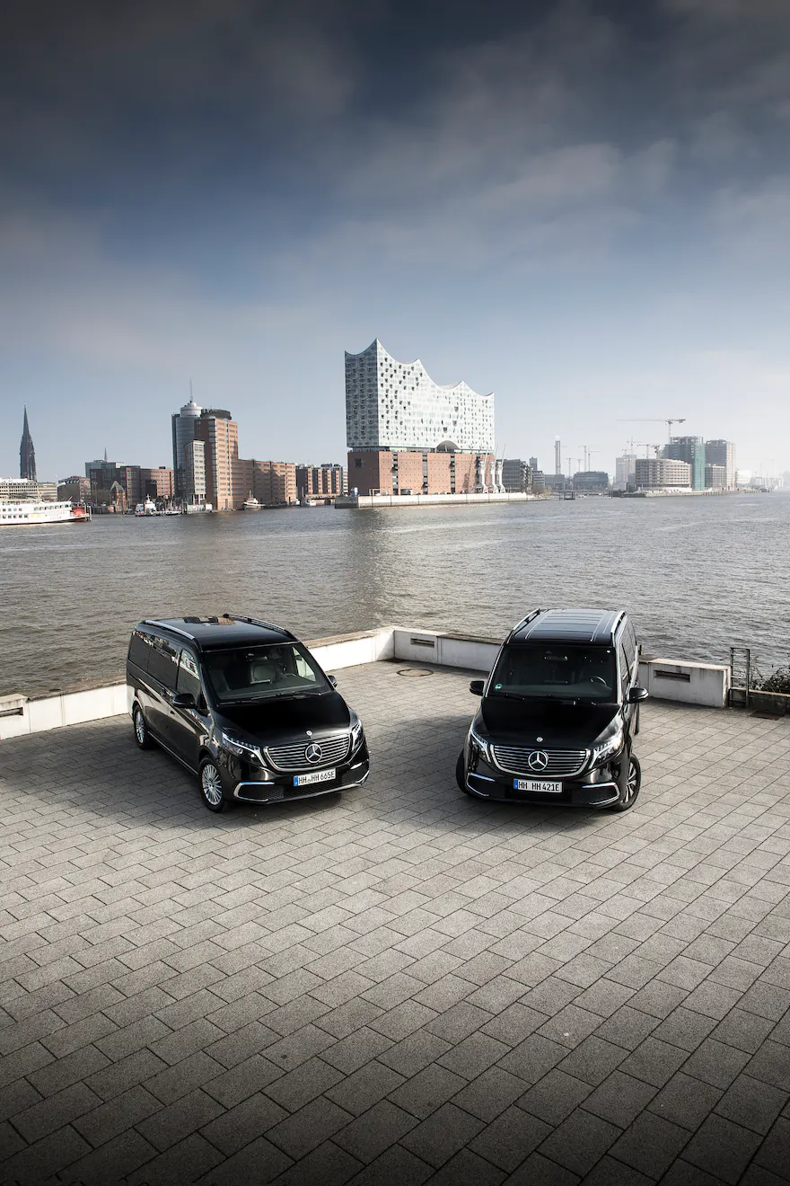Mercedes EQV und V-Klasse Eventlogistik am Hamburger Hafen mit Elbphilharmonie