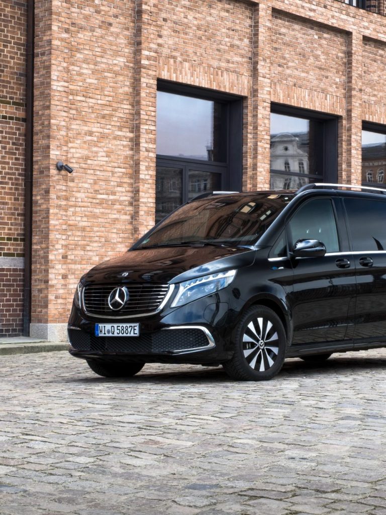 Unser Mercedes EQV in der Hamburger Speicherstadt vor der Hafen City